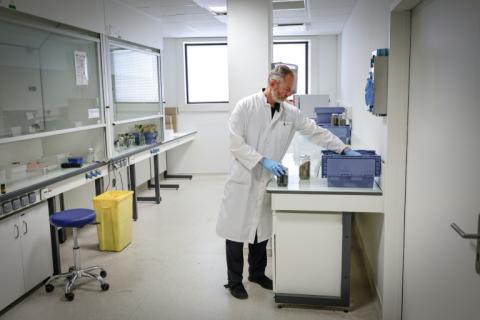Le major de gendarmerie Christophe Briffa manipule des échantillons de bois brûlé à l'Institut de recherche criminelle de la gendarmerie nationale (IRCGN), à Cergy-Pontoise