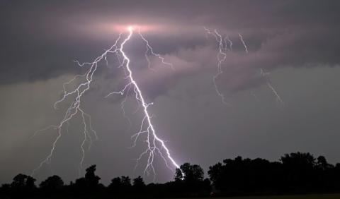 Der längste Blitz der Welt erstreckte sich über 829 Kilometer - dies hat die Weltorganisation für Meteorologie (WMO) bestätigt. Das Rekord-Wetterereignis wurde am 22. Oktober 2017 im Bereich der Great Plains in den USA beobachtet.
