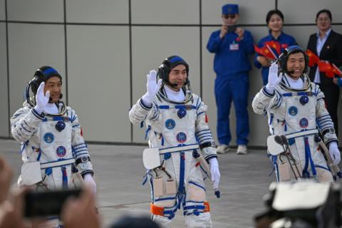 Les trois astronautes (de G à D) Li Guangsu, Ye Guangfu and Li Cong, le 25 avril 2024 à Jiuquan