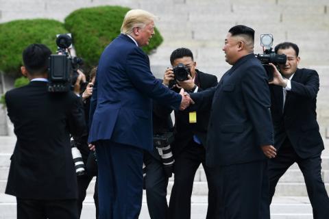 Le leader nord-coréen Kim Jong Un et le président américain Donald Trump se serrent la main lors d'une rencontre historique à la frontière intercoréenne le 30 juin 2019