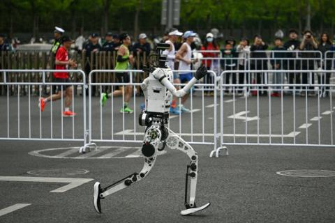 Ein humanoider Roboter hat bei einem Halbmarathon in China alle Läufer aus Fleisch und Blut hinter sich gelassen und sogar den derzeitigen Weltrekord klar gebrochen. Der Roboter brauchte für die rund 21 Kilometer 50 Minuten und 26 Sekunden.