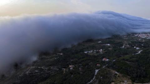 Strandbesucher im Zentrum und Norden Portugals sind kürzlich Augenzeugen eines seltenen Phänomens geworden: Eine sogenannte "Rollwolke" habe sich vom Horizont auf die Küste zubewegt, teilte die nationale Wetterbehörde (IPMA) auf Facebook mit.