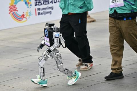 Un robot participe au semi-marathon des robots humanoïdes à Pékin, le 19 avril 2025
