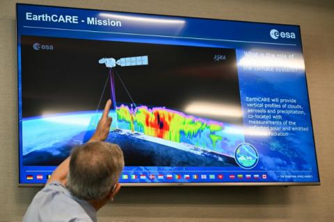 Présentation de la mission scientifique avant le lancement du satellite EarthCARE à bord d'un Falcon 9 de SpaceX à Lompoc, en Californie, le 27 mai 2024