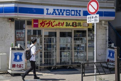 Lawson a annoncé le lancement de trois nouveaux produits alimentaires, dont une tarte au citron aromatisée au cornichon