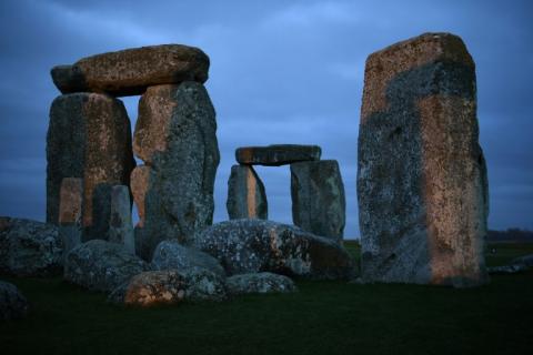 Das Stonehenge-Monument im Südwesten Englands bleibt Archäologen ein Rätsel: Ein Teil der fast 5000 Jahre alten Steinkonstellation kommt aus dem rund 750 Kilometer entfernten Nordosten Schottlands, wie überraschte Wissenschaftler erklärten.