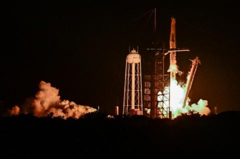 Une fusée Falcon 9 décolle avec la mission Axiom-4, à bord du vaisseau spatial SpaceX Dragon, au complexe de lancement 39A du centre spatial Kennedy de la NASA à Cap Canaveral, en Floride, le 25 juin 2025