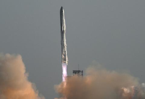 Nach Explosionen bei mehreren Testflügen der Mega-Rakete Starship hat das US-Raumfahrtunternehmen SpaceX einen neunten Testflug gestartet. Die Riesenrakete hob am Dienstag um 18.36 Uhr Ortszeit (01.36 Uhr MESZ) vom unternehmenseigenen Weltraumbahnhof Starbase in Texas ab.
