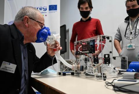 Le pneumologue Régis Matran montre comment utiliser un prototype de "nez électronique" qui permettra de dépister les cancers broncho-pulmonaires, le 6 décembre 2022 au CHU de Lille