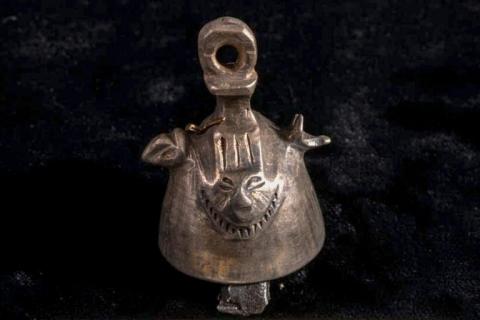 Photo diffusée par le ministère égyptien des Antiquités, le 25 mars 2023, d'une cloche découverte lors de fouilles au temple de Ramsès II de la cité antique d'Abydos, dans le sud de l'Egypte