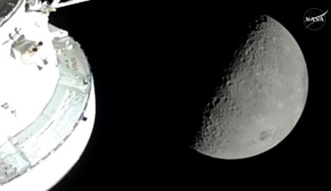 Cette capture d'écran d'une diffusion en direct de la Nasa montre le vaisseau Orion s'approchant de la Lune, le 6 avril 2026