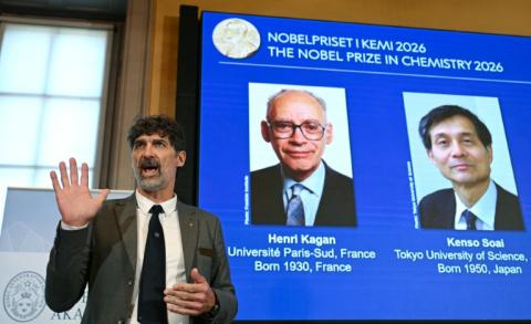 Heiner Linke (g), président du comité Nobel de chimie, à côté d'un écran affichant les portraits des lauréats, le Français Henri Kagan et le Japonais Kenso Soai à l'Académie royale des sciences de Suède, à Stockholm, le 7 octobre 2026