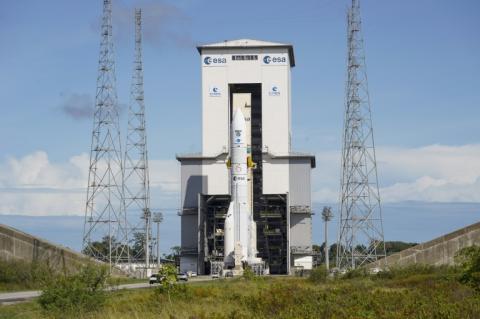 Le lanceur lourd européen Ariane 6 sur son pas de tir du centre spatial de Kourou en Guyane française, le 4 novembre 2025, peu avant son décollage