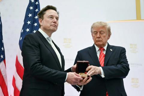 Für seine Verdienste im Bereich von Technologie und Innovation hat US-Präsident Trump dem Tech-Milliardär Elon Musk den höchsten Wissenenschaftspreis des Landes verliehen. Trump pries Musk bei der Preisverleihung in Washington als "nationalen Schatz".