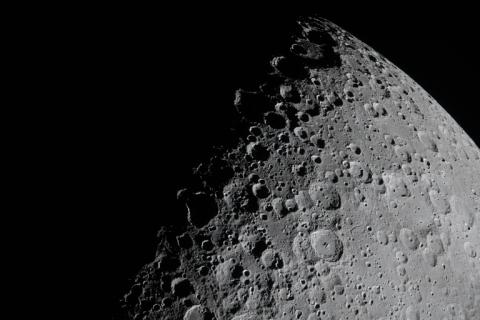 Cette image diffusée le 7 avril 2026 par la NASA montre une portion de la Lune apparaissant au niveau du terminateur – la limite entre le jour et la nuit lunaires – depuis le vaisseau spatial Orion le 6 avril 2026