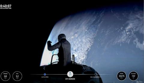 Image de la retransmission vidéo de la mission Polaris Dawn de SpaceX montrant le milliardaire Jared Isaacman s'aventurer à l'extérieur de son vaisseau pour la première sortie spatiale privée, le 12 septembre 2024