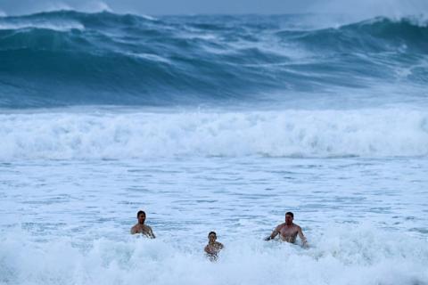 Australien hat am Montag die höchste Winter-Temperatur aller Zeiten gemessen. Das Thermometer sei an der Nordwestküste des Landes auf 41,6 Grad Celsius gestiegen, teilte der Wetterdienst mit. Der bisherige Rekord sei um 0,4 Grad überschritten worden.