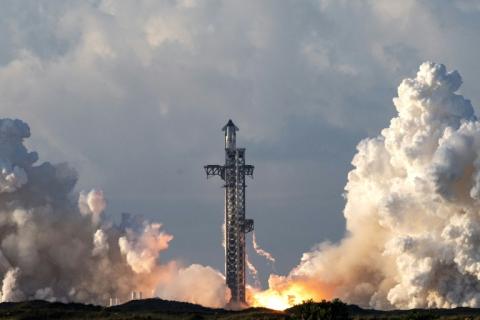 La mégafusée Starship de SpaceX décolle de la base Starbase, au Texas, lors de son 14e vol expérimental, le 28 septembre 2026