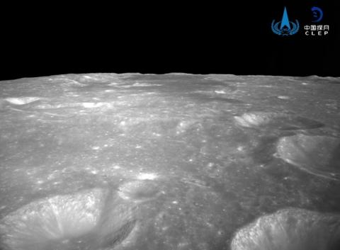 Eine chinesische Sonde ist mit Gesteinsproben von der Rückseite des Mondes auf dem Rückweg zur Erde: Das Aufstiegsmodul der Sonde "Chang'e-6" hob nach offiziellen Angaben von der Mondoberfläche ab und erreichte als erste Etappe eine Mondumlaufbahn.