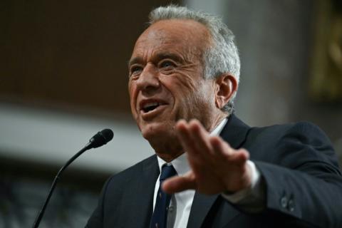 Der US-Senat hat den unter anderem wegen Falschbehauptungen über Impfungen umstrittenen Robert F. Kennedy Jr. als neuen Gesundheitsminister bestätigt. Die Kongresskammer erteilte mit 52 gegen 48 Stimmen ihre Zustimmung zu seiner Ernennung.