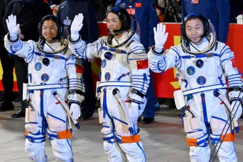 Les astronautes Cai Xuzhe (droite), Song Lingdong (centre) and Wang Haoze saluent la foule avant leur départ pour la station spatiale Tiangong, le 30 octobre 2024, au centre de lancement chinois de Jiuquan