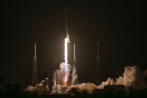 Rund 34 Stunden nach dem Start von der Erde ist eine neue Besatzung an der Internationalen Raumstation ISS angekommen. Die US-Astronauten Jessica Meir und Jack Hathaway, die Französin Sophie Adenot und der Russe Andrej Fedjaew erreichten die ISS.