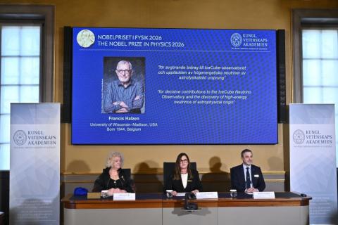 Für seine Forschungen zu Neutrinos wird der belgische Astrophysiker Francis Halzen mit dem diesjährigen Physik-Nobelpreis ausgezeichnet.