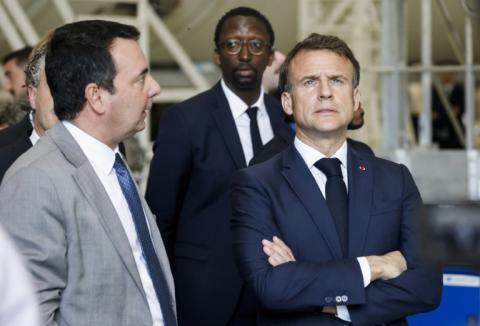 Le PDG d'Arianegroup Martin Sion (à gauche) avec Emmanuel Macron lors d'une visite au centre spatial européen de Kourou, le 26 mars 2024