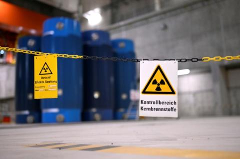 Der zweite Castortransport durch Nordrhein-Westfalen von Jülich bei Aachen nach Ahaus in Münsterland ist ohne besondere Zwischenfälle verlaufen. Der Konvoi erreichte gegen 3.38 Uhr das Brennelemente-Zwischenlager Ahaus.