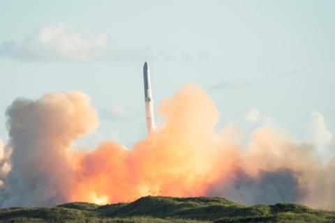 Der elfte Testflug der Riesenrakete Starship des US-Raumfahrtunternehmens SpaceX ist erfolgreich verlaufen. Wie geplant landete das Raumschiff gut eine Stunde nach dem Start im Indischen Ozean.