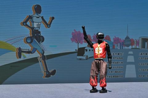 Un robot après avoir participé au premier semi-marathon des robots humanoïdes, le 19a vril 2025 à Pékin