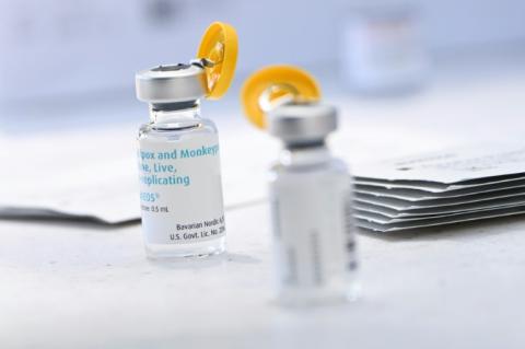 Der bislang einzige speziell gegen Affenpocken zugelassene Impfstoff bietet einer neuen Studie zufolge einen "starken Schutz" vor der Krankheit. Zwei Wochen nach der ersten Dosis sei das Vakzin geschätzt zu 78 Prozent wirksam, erklärte die britische Gesundheitsbehörde.