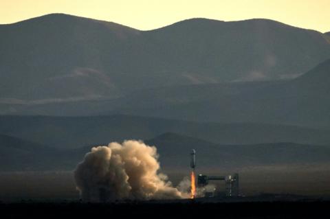 Zwei Deutsche fliegen demnächst mit einer Rakete von Amazon-Gründer Jeff Bezos ins All. Die Raumfahrtingenieure Michaela Benthaus und Hans Königsmann sind Teil der sechsköpfigen Besatzung der "New Shepard"-Rakete.