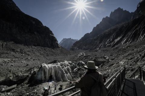 Des touristes observent ce qui reste de la Mer de glace dans le massif du Mont Blanc, dans les Alpes françaises, le 23 septembre 2026
