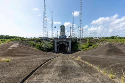 L'entrée d'un ancien site de lancement de fusées à Kourou, en Guyane française, le 13 février 2026