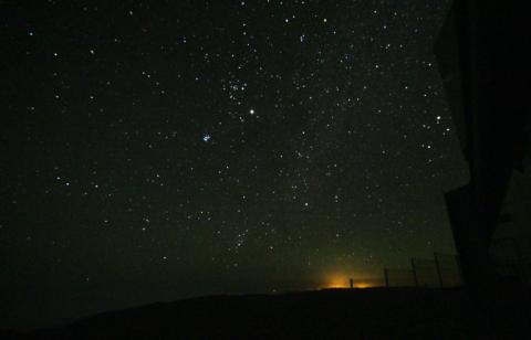 Les lumières de la ville d'Antofagasta (à droite) observées depuis le Très Grand Téléscope (VLT) de l'Observatoire Européen Austral (ESO), sur la colline de Paranal dans la région d'Antofagasta au Chili, dans le désert d'Atacama, le 27 janvier 2025