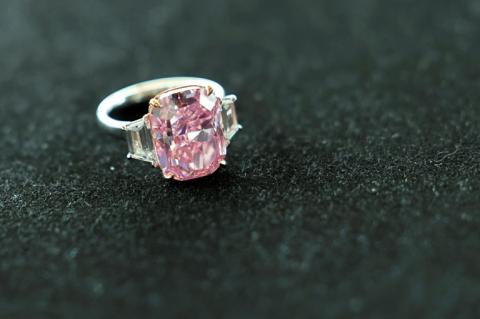 L’Eternal Pink, le diamant rose le plus vif jamais mis sur le marché, exposé à Dubaï le 22 mai 2023