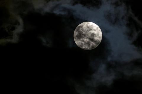 La pleine Lune vue de Doha, au Qatar, le 25 mars 2024