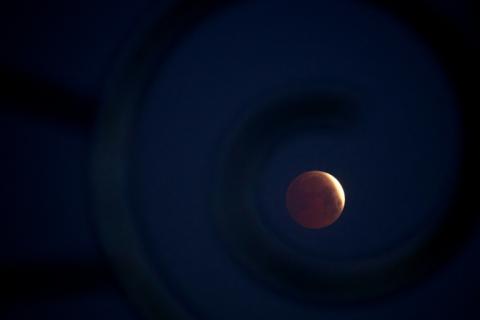 Am Abendhimmel ist am Sonntag eine totale Mondfinsternis zu sehen. Wie in vielen anderen Erdteilen ist das Spektakel auch in Deutschland zu sehen, allerdings nicht von allen Standorten gleich gut.