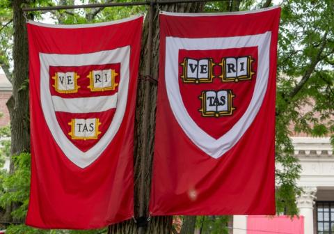 Eine US-Bundesrichterin hat die von US-Präsident Trump verkündeten Einreiseverbote für neue ausländische Studenten der Eliteuniversität Harvard weiter blockiert. Richterin Allison Burroughs verlängerte die Aussetzung per einstweiliger Verfügung.