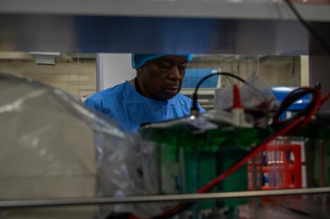 Le professeur Jean-Jacques Muyembe dans son laboratoire de l'Institut national de recherche biomédicale (INRB) à Kinshasa le 20 mai 2026