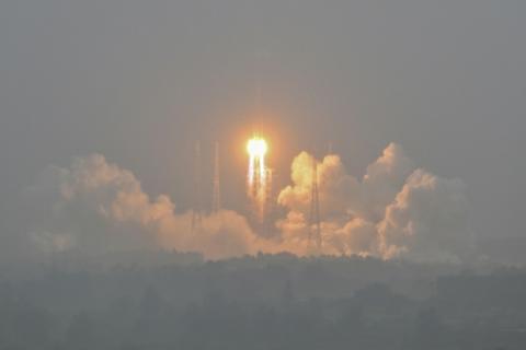 Une fusée Longue Marche 5, transportant la sonde lunaire Chang'e-6, décolle du Centre de lancement spatial de Wenchang, dans la province du Hainan, dans le sud de la Chine, le 3 mai 2024