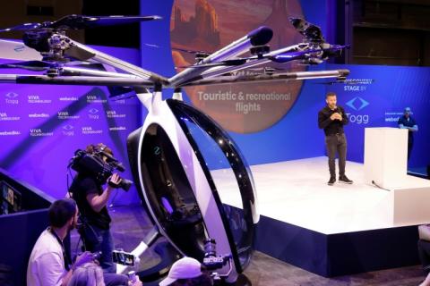 L'inventeur Franky Zapata présente son "AirScooter" à Paris le 14 juin 2023