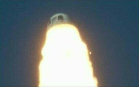 Image tirée d'une vidéo diffusée par l'entreprise Blue Origin montrant le moment où la capsule de la fusée New Shepard s'est séparée en urgence de l'étage de propulsion, le 12 septembre 2022 au Texas