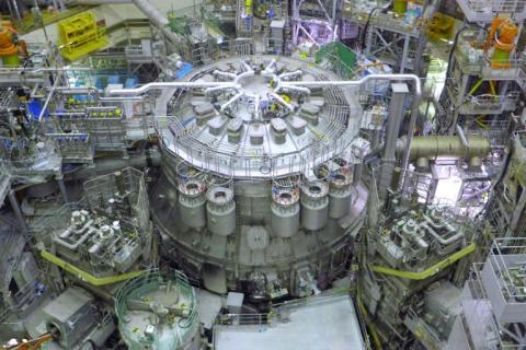 In Japan ist die weltgrößte Versuchungsanlage für einen Kernfusionsreaktor offiziell in Betrieb. Die Fusionsanlage JT-60SA in Naka nördlich von Tokio ist ein japanisch-europäisches Kooperationsprojekt.