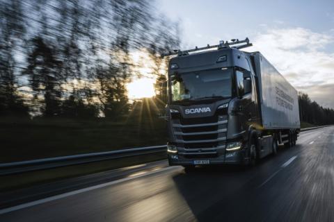 Un camion autonome Scania sur une autoroute au sud de Stockholm, le 18 novembre 2022 près de Södertälje, en Suède