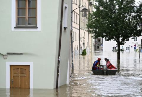 Um die Gefährlichkeit von Sturzfluten besser abschätzen zu können, haben Forschende der Universität Freiburg einen Gefahrenindex entwickelt. Dieser berücksichtigt neben dem Niederschlag die Versiegelung der Böden und die betreffende Landschaft.