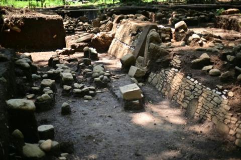 Im Osten Mexikos haben Archäologen antike Ruinen mit Spuren der Maya-Kultur sowie bislang unbekannter Herkunft entdeckt. Die aus kreisförmigen Steinen und einem  Monolith bestehende Stätte datiert auf die Zeit zwischen 200 und 600 nach Christus zurück.