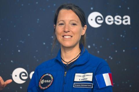 Die Französin Sophie Adenot wird als erste der fünf neuen europäischen Astronautinnen und Astronauten im Frühjahr 2026 zur Internationalen Raumstation (ISS) fliegen.