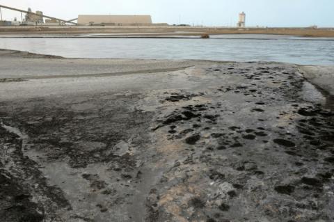 Des déchets de phosphogypse d'une usine de traitement des phosphates sur une plage à côté de l'usine de Gabès, en Tunisie, le 22 mai 2025